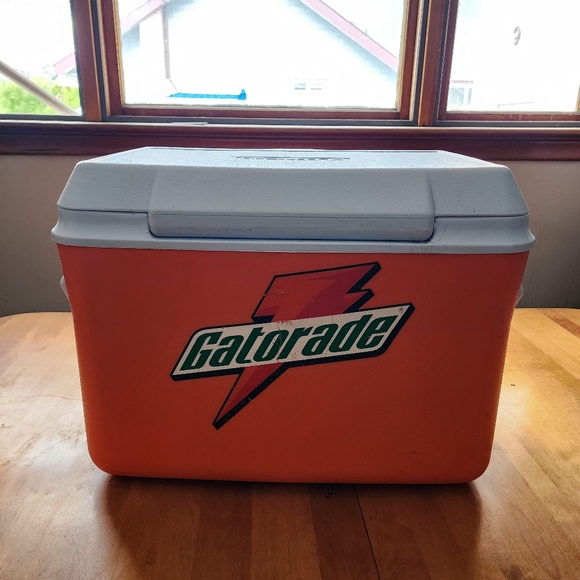 Standard size gatorade vintage rubbermaid cooler - Picture 2 of 7